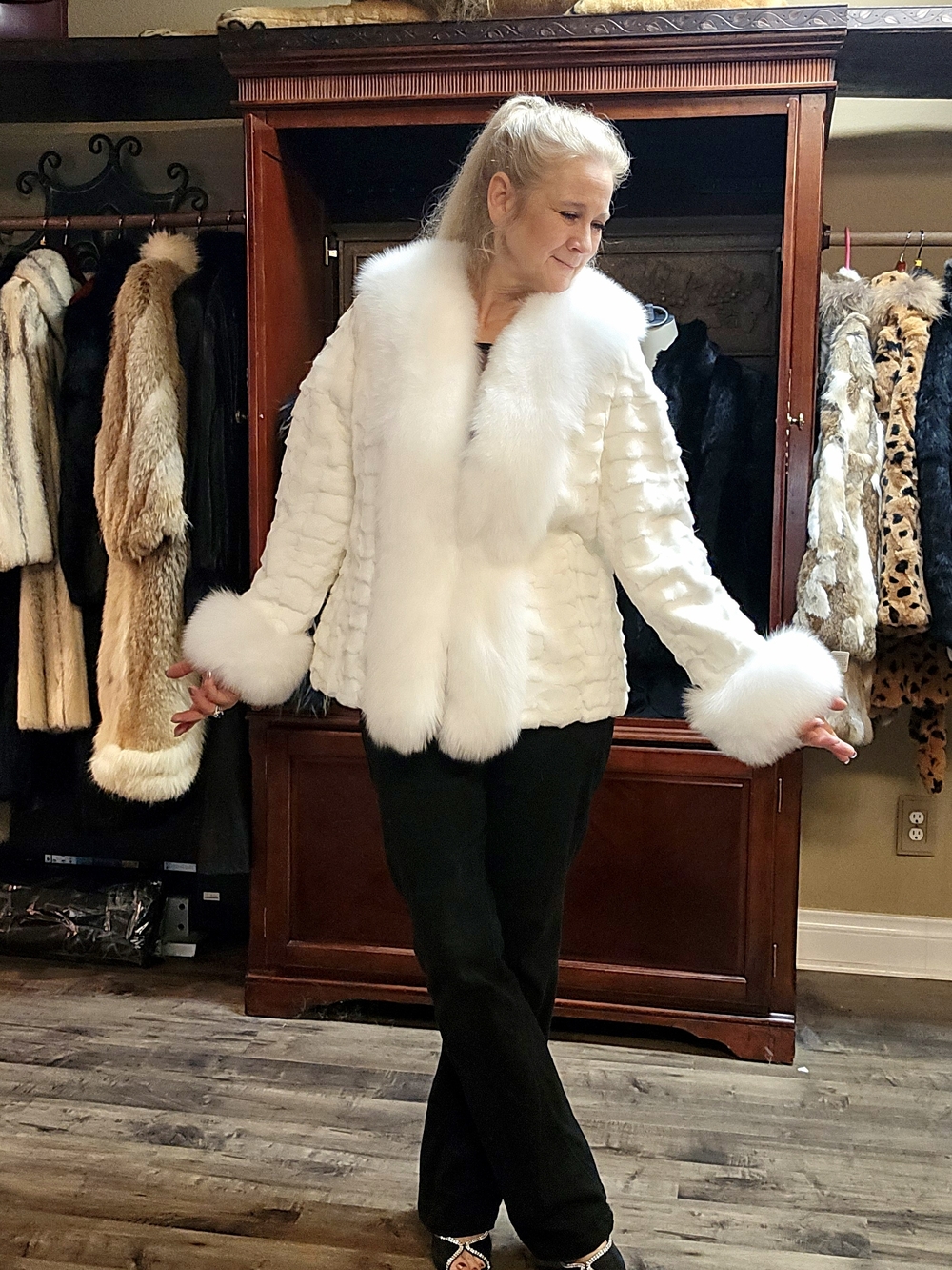 NWT Gorgeous White Mink Fur Coat with White Fox Trim sz M-L - Picture 3 of 17